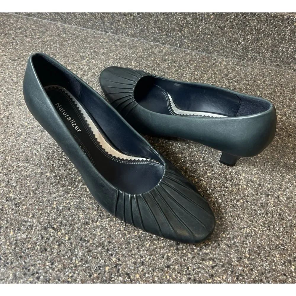 Naturalizer Navy Blue Leather Classic Pump Womens Sz 8.5 W Low Heels Pleated Toe